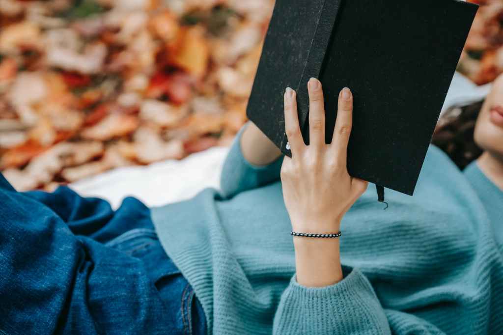 Libro Circular: Octubre: Hojas que Caen, Libros que&nbsp;Esperan