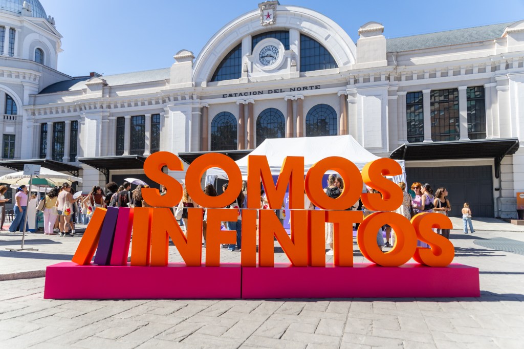 Somos Infinitos toma Madrid y confirma la literatura romántica como fenómeno de masas: 42 autoras, más de 1.000 lectoras y una misma pasión